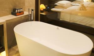 Postel nebo postele na pokoji v ubytování MonMonBoutique Hotel
