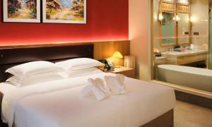 Postel nebo postele na pokoji v ubytování MonMonBoutique Hotel