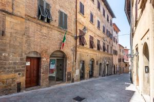 Une ruelle dans une vieille ville avec des bâtiments dans l'établissement Appartamento nel cuore di Volterra, à Volterra 15 autres photos
