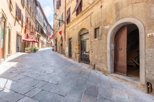 une rue vide dans une ville avec des bâtiments dans l'établissement Appartamento nel cuore di Volterra, à Volterra