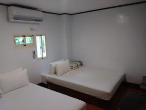 Een bed of bedden in een kamer bij Jinhua Cold Spring Hotel