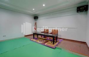 Meja biliard di Hotel Miranda Bawean Mitra RedDoorz