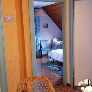 1 dormitorio con 1 cama, 1 mesa y 1 silla en Locations Dupertuis Alsace en Le Hohwald