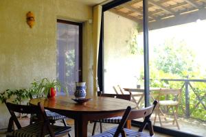 Balkón nebo terasa v ubytování Chambre, terrasse et piscine de l'Impasse du Pressoir