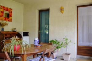 Fotografie z fotogalerie ubytování Chambre, terrasse et piscine de l'Impasse du Pressoir v destinaci Le Crès