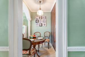 Un comedor con mesa y sillas en Ceyla 214, en Arona
