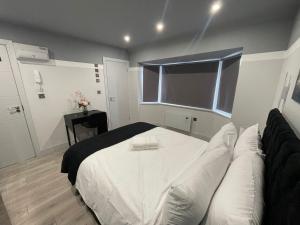 Letzi Premium Cozy Retreat Private En-Suite Rooms, Heathrow Airport客房内的一张或多张床位