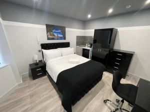 海斯Letzi Premium Cozy Retreat Private En-Suite Rooms, Heathrow Airport的一间卧室，配有一张床、一张桌子和一把椅子