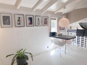 Bed and breakfast private accommodation at Amsterdam Houseboat的休息区