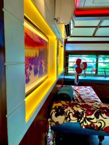 Postel nebo postele na pokoji v ubytování Sunbirds Premium House Boat at Alleppey Backwaters Kerala