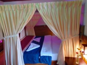 Postel nebo postele na pokoji v ubytování Sunbirds Premium House Boat at Alleppey Backwaters Kerala