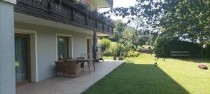 Vrt pred nastanitvijo Seeblick-Appartements Ossiach