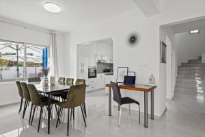 Kuchyň nebo kuchyňský kout v ubytování Adamante Luxury Villa by Nomads