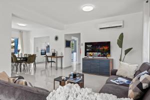 TV a/nebo společenská místnost v ubytování Adamante Luxury Villa by Nomads