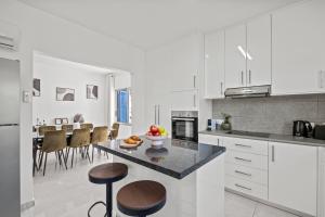 Kuchyň nebo kuchyňský kout v ubytování Adamante Luxury Villa by Nomads