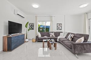TV a/nebo společenská místnost v ubytování Adamante Luxury Villa by Nomads