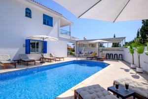 Bazén v ubytování Adamante Luxury Villa by Nomads nebo v jeho okolí