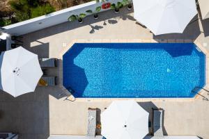 Bazén v ubytování Adamante Luxury Villa by Nomads nebo v jeho okolí