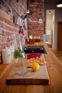 um vaso de vidro sentado numa mesa de madeira com comida em Loft Apartment Industrial Design em Cracóvia