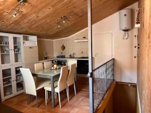 a kitchen and dining room with a table and chairs at Appartamento vista mare in Centro Storico in Scalea