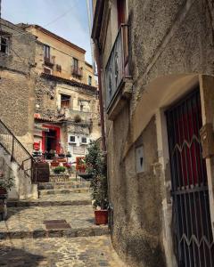 an alley with stairs and a door and buildings at Appartamento vista mare in Centro Storico in Scalea