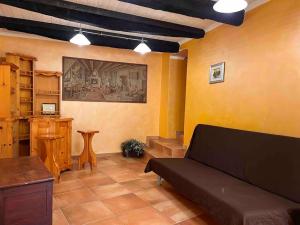 a living room with a couch and a table at Appartamento vista mare in Centro Storico in Scalea