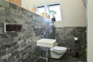 une salle de bain avec toilettes et lavabo dans l'établissement Zweistöckiger Traum über den Dächern STUTTGARTS, à Stuttgart