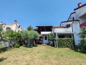 una casa con un cortile davanti di Apartmani Cocolo a Poreč (Parenzo)
