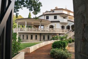 安卡兰Rezidenca Ortus的带有木质走道的大房子的外观