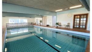 una gran piscina en un edificio en Holiday Home In The First Row To The North Sea, en Vestervig