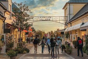 un grupo de personas caminando por una calle en Luxurious and Stylish Studio Between Disney & Paris, en Champs-Sur-Marne