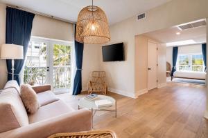 Televisyen dan/atau pusat hiburan di The Savoy Hotel & Beach Club