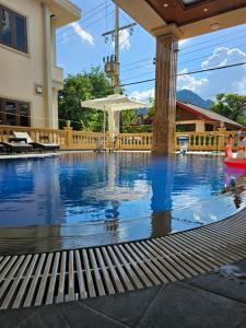 Bazén v ubytování Sky hotel nebo v jeho okolí