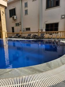 Bazén v ubytování Sky hotel nebo v jeho okolí