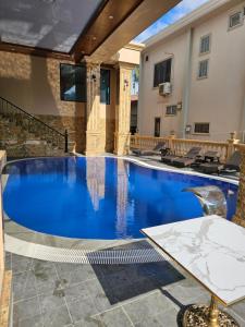 Bazén v ubytování Sky hotel nebo v jeho okolí