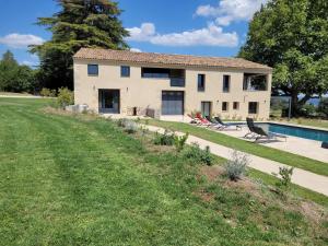 la bastide de l'adrech内部或周边的泳池