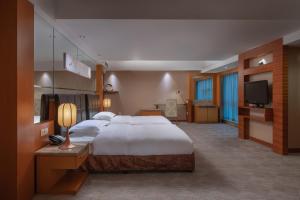 Katil atau katil-katil dalam bilik di Empark Grand Hotel Xi'an
