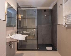Bilik mandi di MEM Lodge and Suite