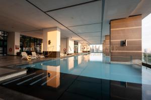 マラッカにあるThe Shore Premier Suites Melakaの建物内の大きなプール