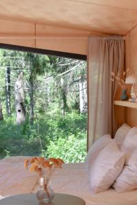 Giường trong phòng chung tại Slovlife Cabins