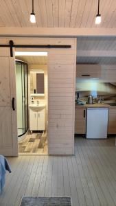 Kuchyň nebo kuchyňský kout v ubytování Poilsio namelis prie jūros Palangoje - rami vieta šalia pajūrio pušyno, dviračių takas, terasa, nemokamas parkingas