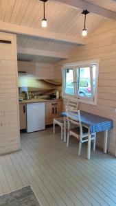 Kuchyň nebo kuchyňský kout v ubytování Poilsio namelis prie jūros Palangoje - rami vieta šalia pajūrio pušyno, dviračių takas, terasa, nemokamas parkingas