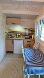 Kuchyň nebo kuchyňský kout v ubytování Poilsio namelis prie jūros Palangoje - rami vieta šalia pajūrio pušyno, dviračių takas, terasa, nemokamas parkingas