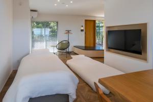 TV a/nebo společenská místnost v ubytování 南熱海 大人と子どもの隠れ家 WonderHutte BBQ可 温泉有 最大14名宿泊可