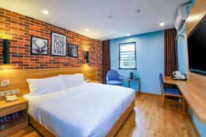 una camera da letto con un letto grande e un muro di mattoni di 趣创酒店 a Shenzhen