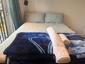 Una cama o camas en una habitación de Quiet room in Hornchurch near Romford station on Elizabeth line to and from Heathrow airport
