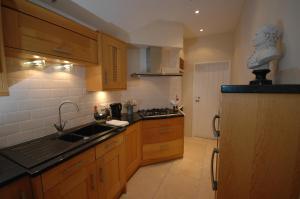 A kitchen or kitchenette at Ivy Cottage 