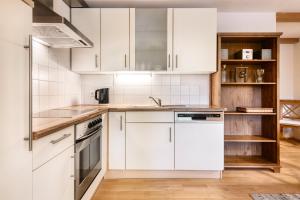 Η κουζίνα ή μικρή κουζίνα στο Chalet Tschengla +23 φωτογραφίες