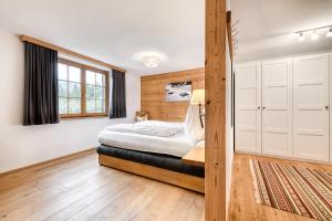 Ένα ή περισσότερα κρεβάτια σε δωμάτιο στο Chalet Tschengla