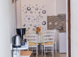 une cuisine avec une table et des chaises dans une pièce dans l'établissement Apartments Luka & Leona, à Senj